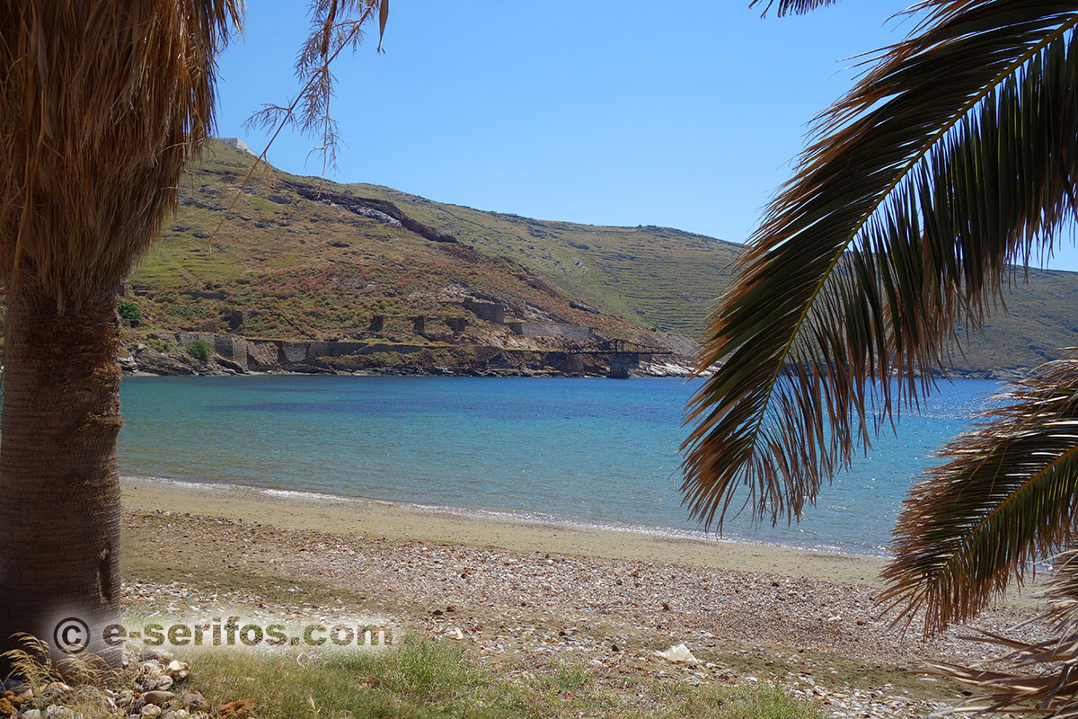 Εστιατόριο πάνω στην άμμο στο Μεγάλο Λιβάδι Σερίφου