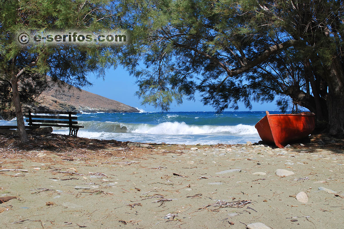 Η παραλία Συκαμιά στη Σέριφο με φουρτούνα