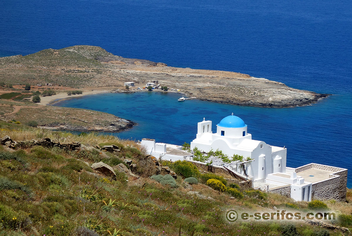 Η παραλία Πλατύς Γιαλός στη Σέριφο από ψηλά