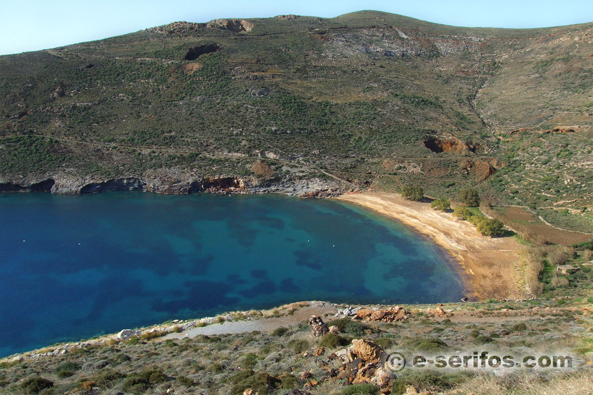 Η παραλία Μαλλιάδικο στη Σέριφο από ψηλά