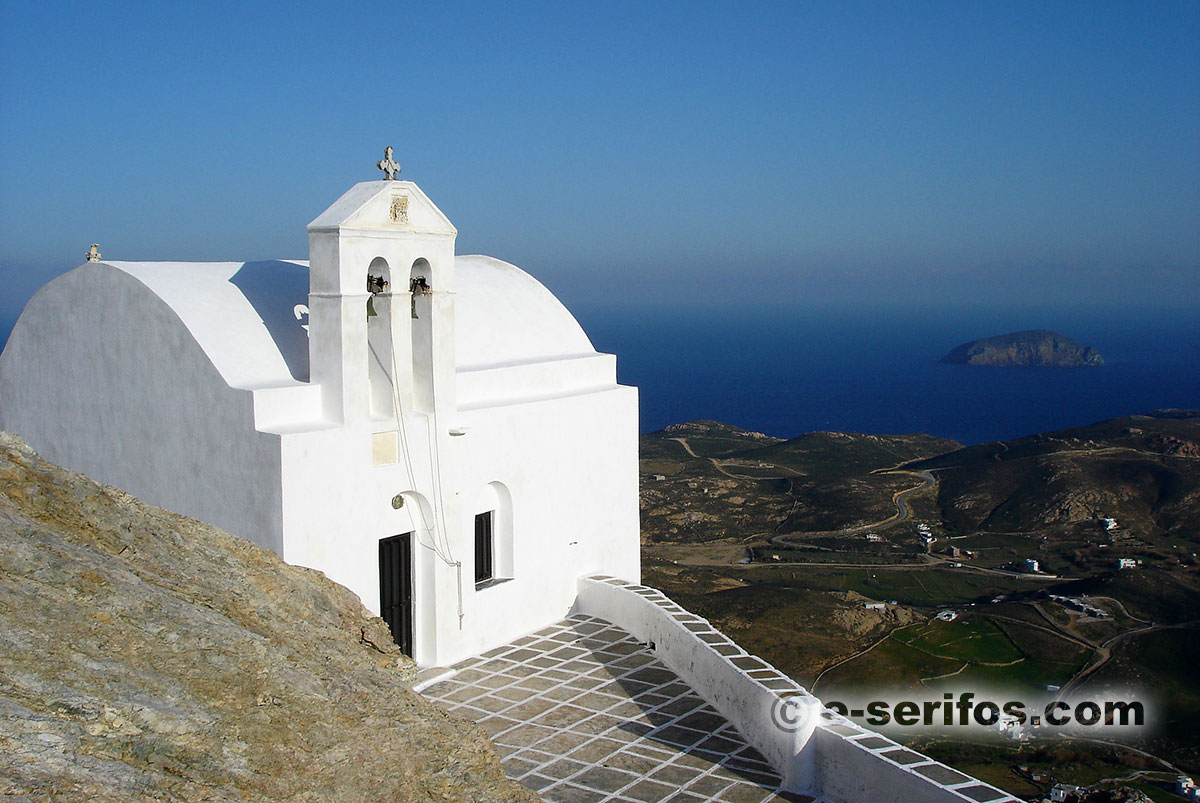 Εκκλησία στο κάστρο της Χώρας με θέα στο Λιβάδι
