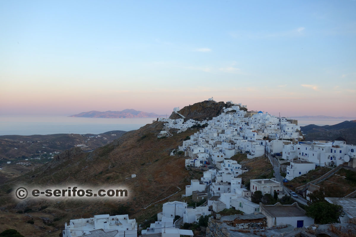 Η πρωτεύουσα της Σερίφου, Χώρα, την ώρα του ηλιοβασιλέματος