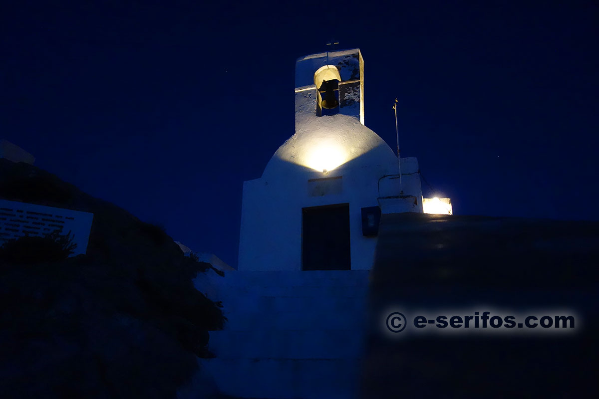 Νυχτερινή φωτογραφία εκκλησίας στο κάστρο της Χώρας