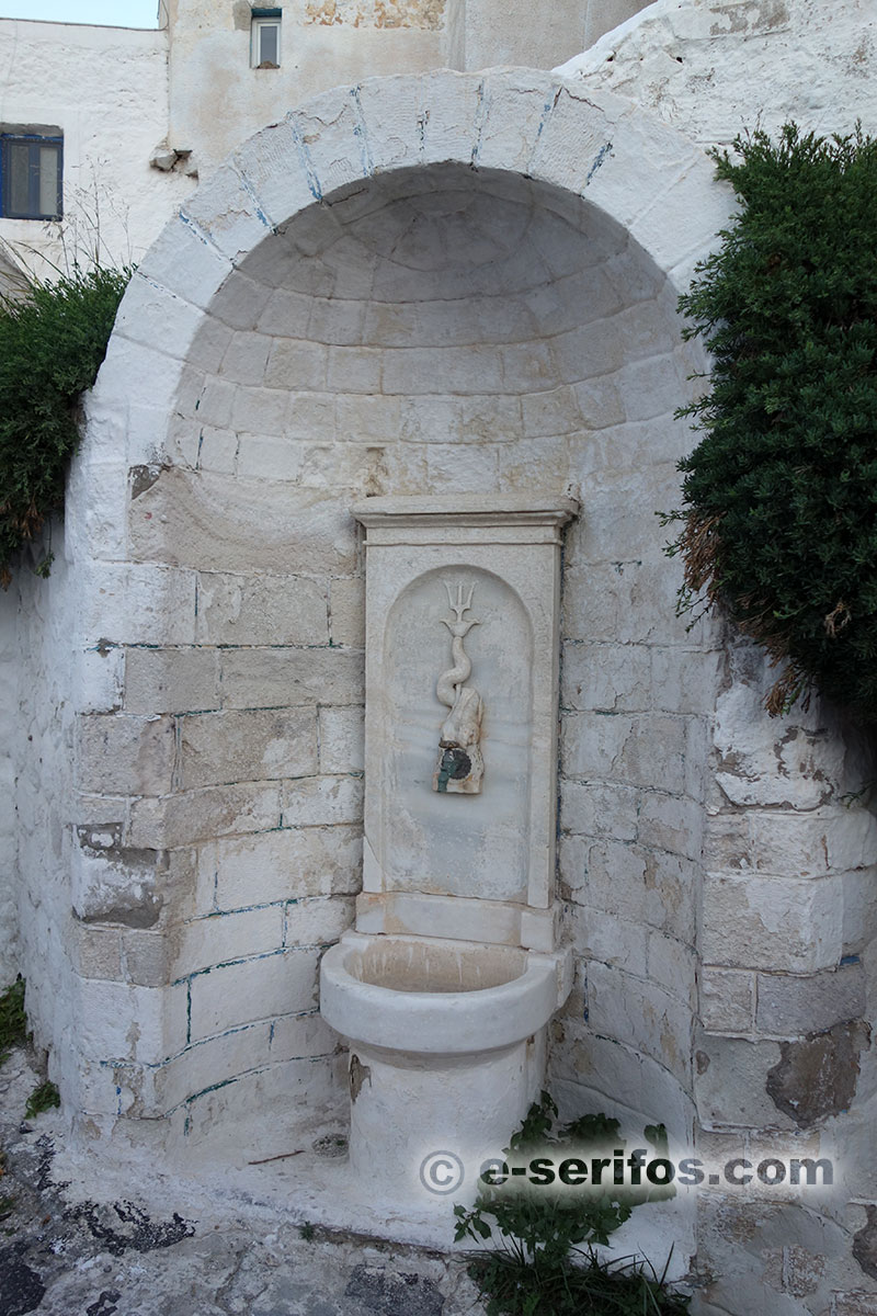 Μαρμάρινη βρύση στην είσοδο της Χώρας