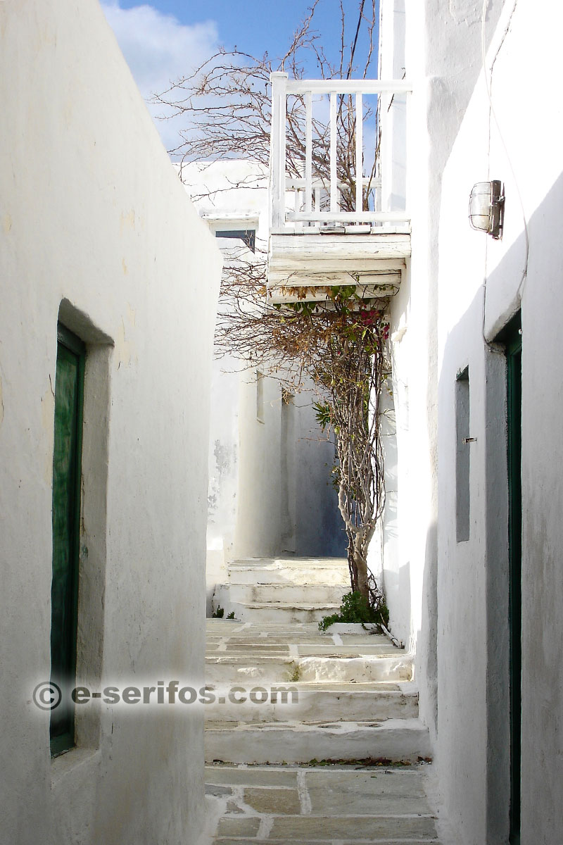 Βόλτα στα πλακόστρωτα σοκάκια της Χώρας