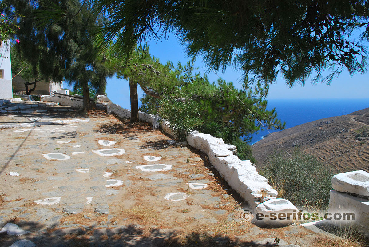 Η πλατεία στον Κένταρχο με σκιά από πεύκα