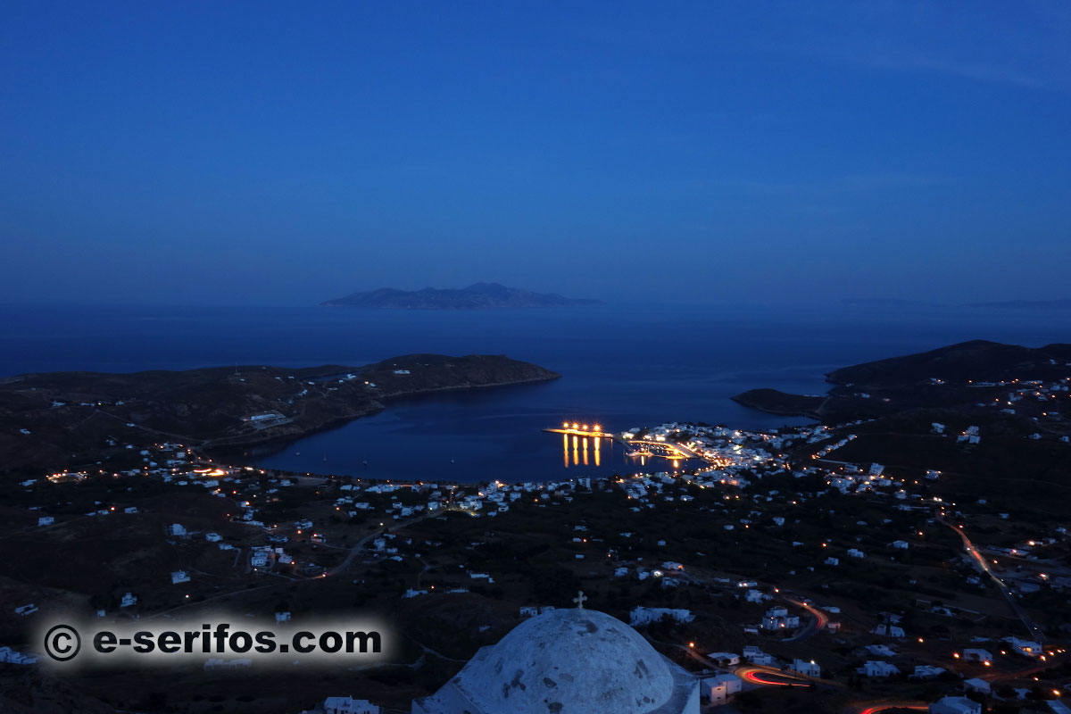Πανοραμική άποψη του Λιβαδιού από τη Χώρα, τη νύχτα