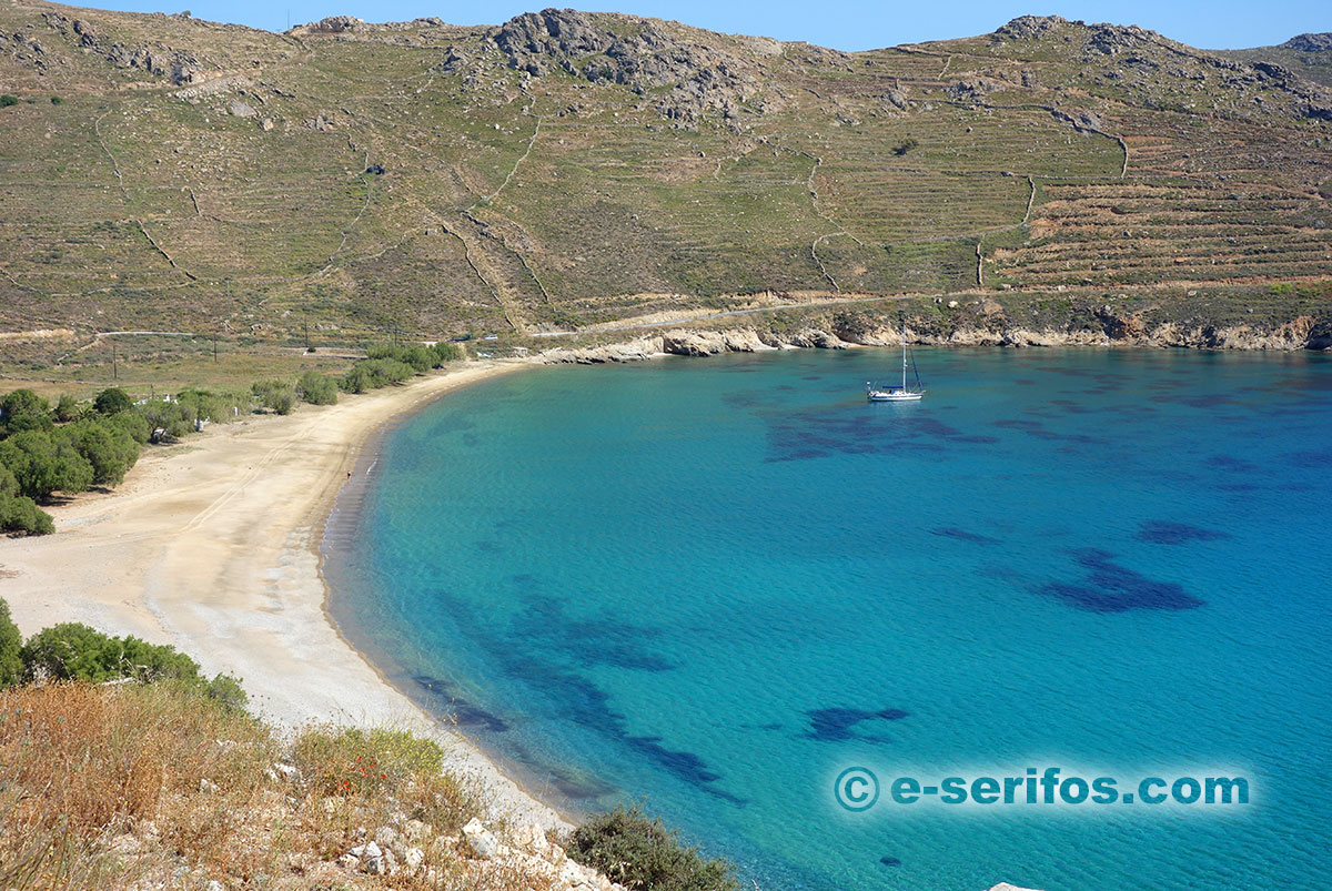 Ιστιοφόρο αραγμένο στον προστατευμένο κόλπο Γάνεμα