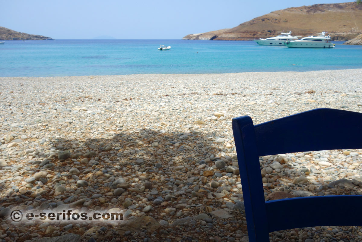 Η παραλία Γάνεμα με αραγμένα ταχύπλοα σκάφη