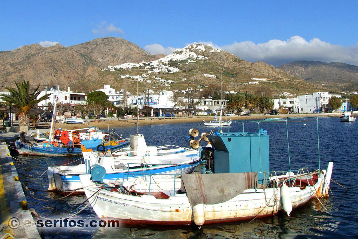 Η Χώρα της Σερίφου όπως φαίνεται από το Λιβάδι