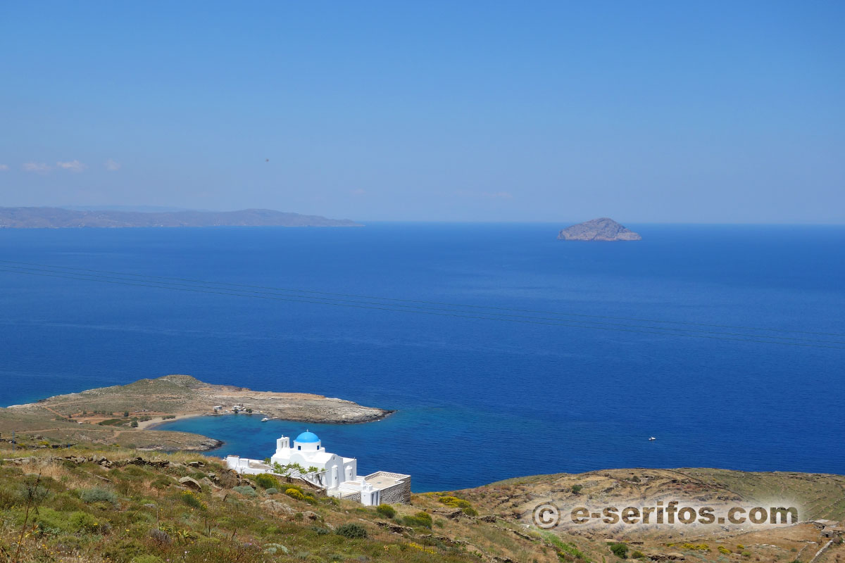 Το εκκλησάκι Παναγία Σκοπιανή και η παραλία του Πλατύ Γιαλού